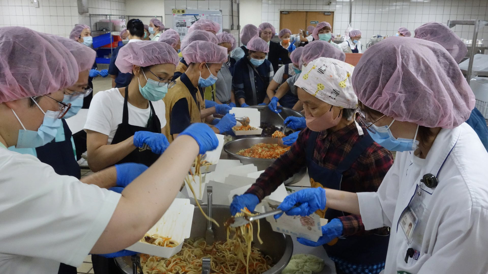 丹娜絲肆虐災區停水停電 醫師挺身送熱食暖民心