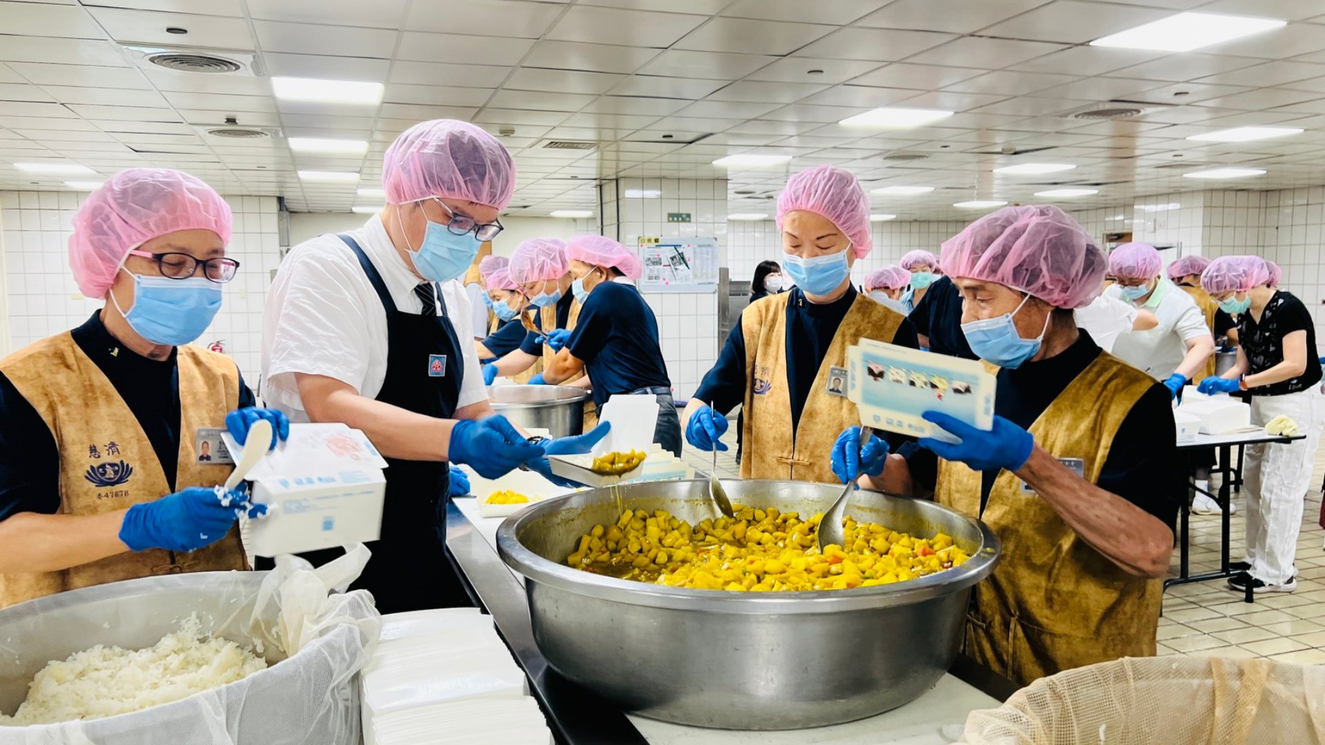 丹娜絲肆虐災區停水停電 醫師挺身送熱食暖民心