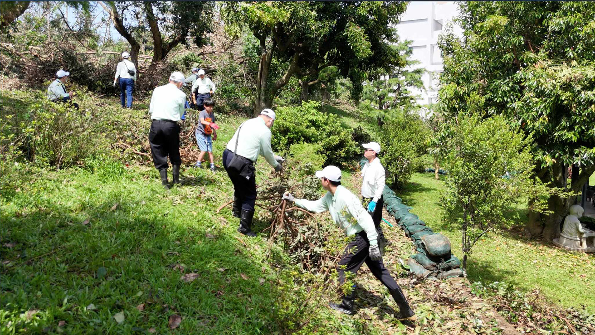 臺中慈院簡守信院長帶隊至嘉義協助風災災後清掃