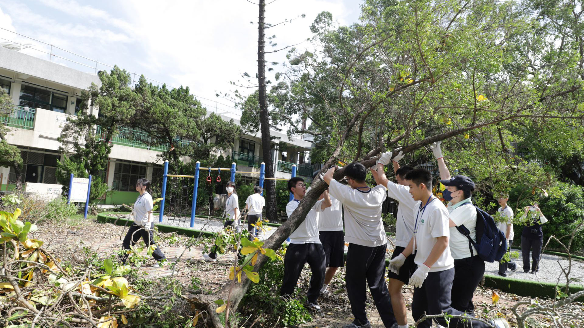 臺南慈中師生前往嘉義水上國小進行校園清掃