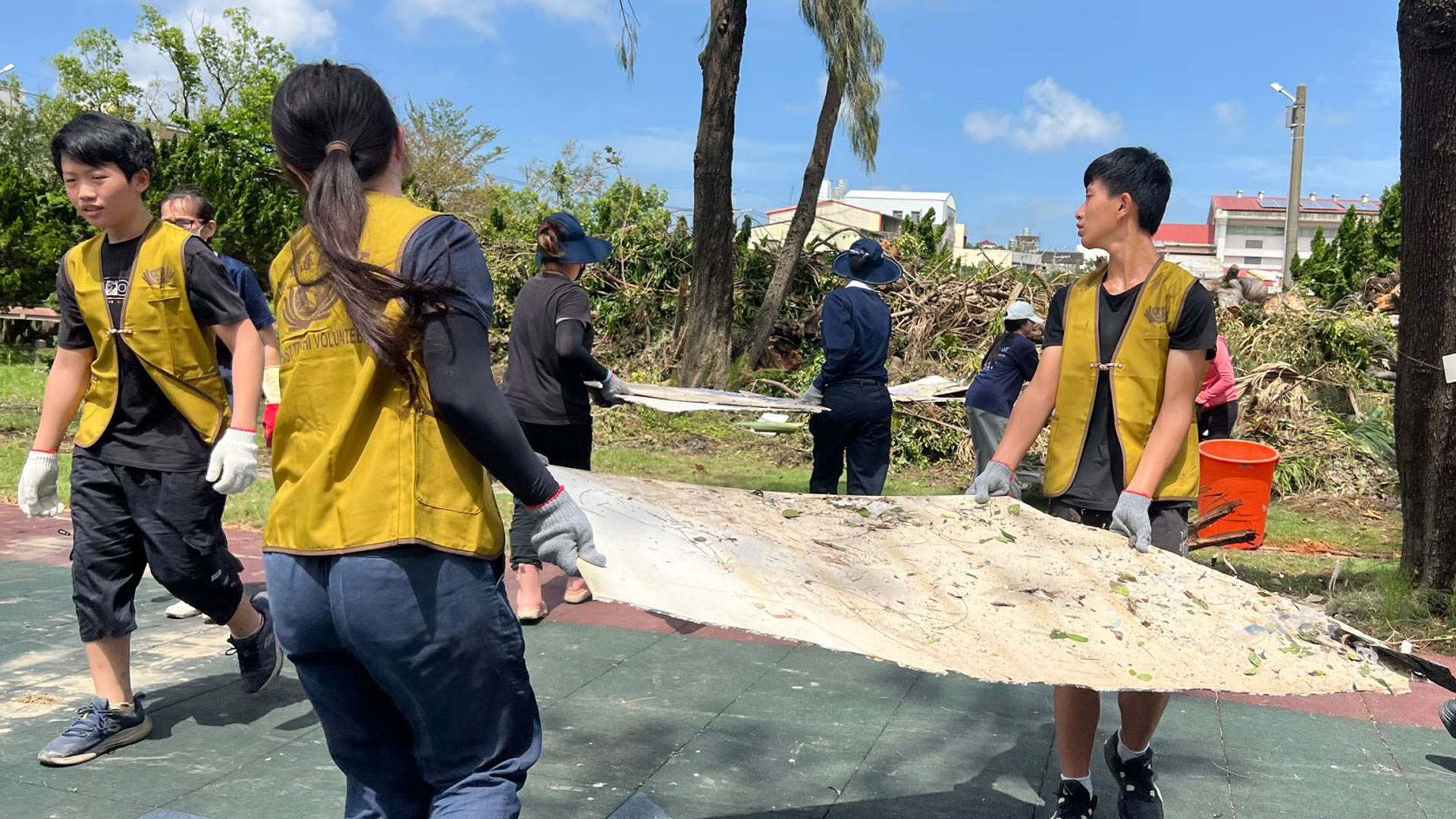 丹娜絲風災毀損校園 臺南慈濟號召青年志工清理
