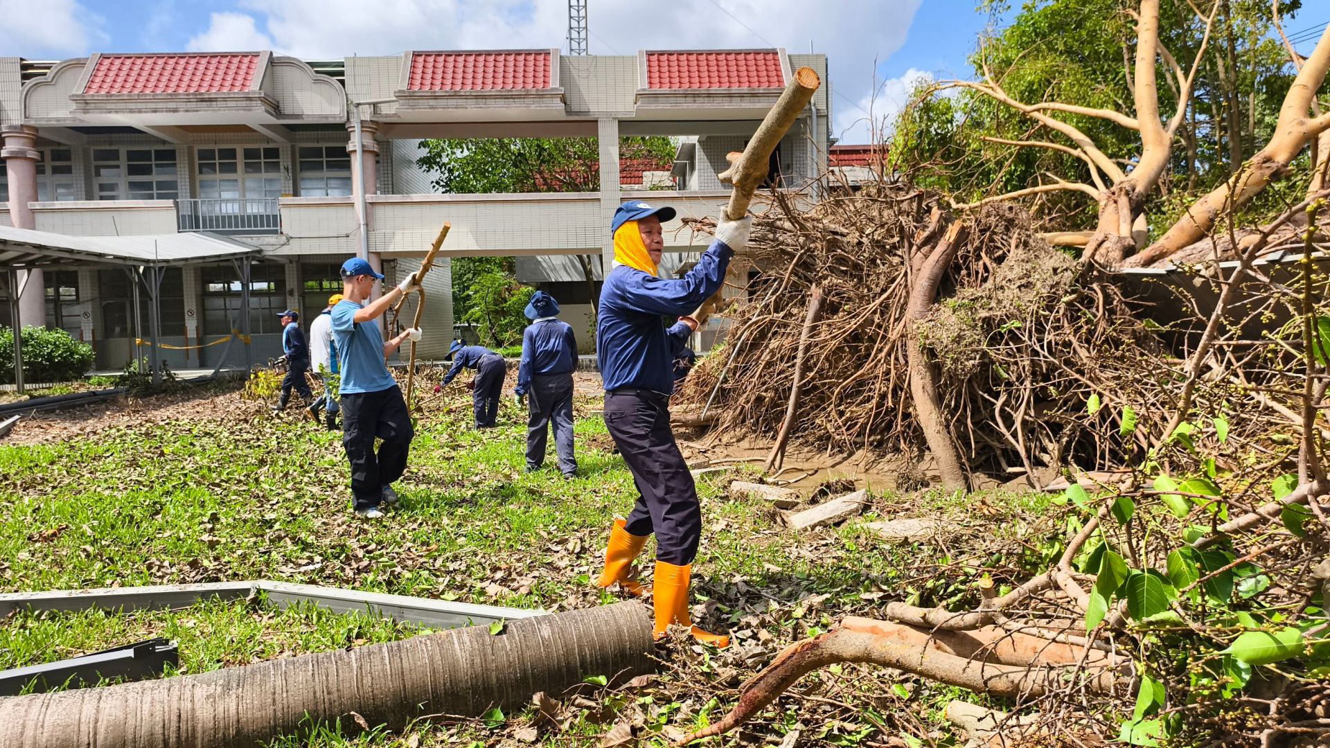 南投及桃園慈濟志工跨區前往嘉義進行校園清掃